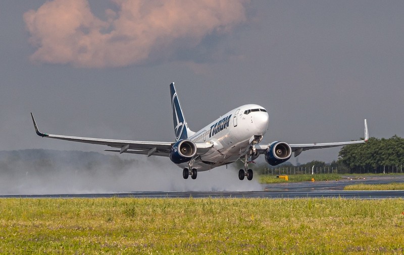 Un avion TAROM s-a întors pe Aeroportul Otopeni, după ce a fost lovit de fulger. Reacția companiei
