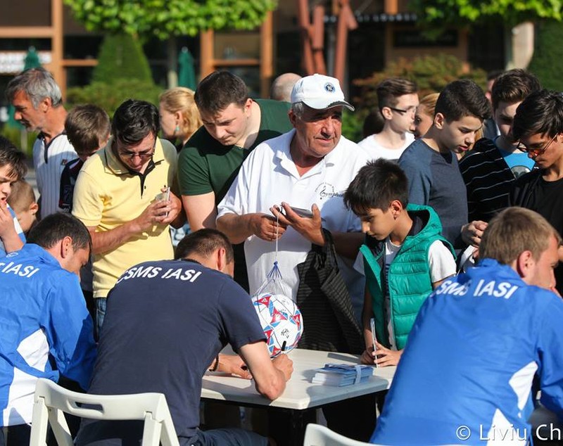 Ieșenii au făcut o sesiune de autografe înaintea meciului cu Steaua / GALERIE FOTO