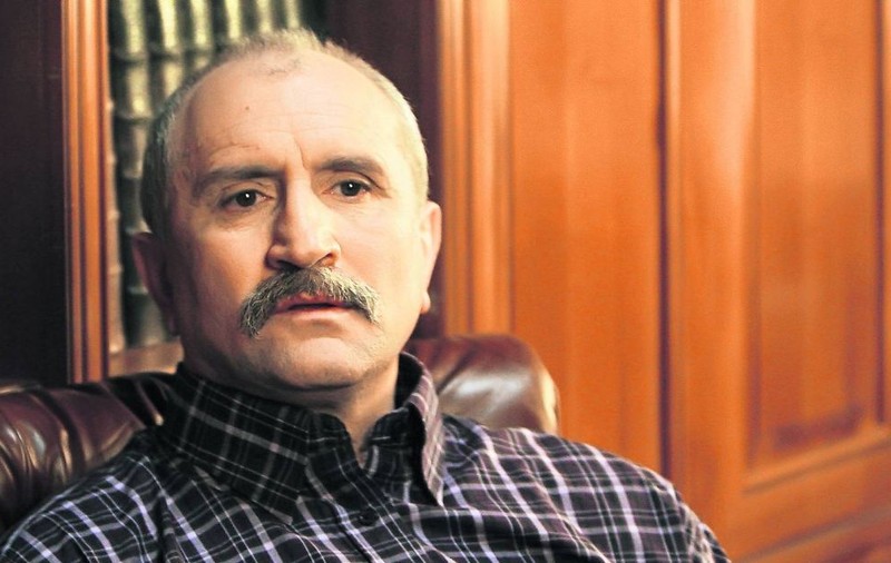 LOOK ŞOCANT! FIUL lui ŞERBAN IONESCU, în ŢINUTĂ TRANSPARENTĂ, RUJAT şi CU FLORI în PĂR!