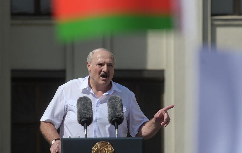 Aleksandr Lukaşenko ameninţă cu închiderea fabricilor unde au avut loc proteste împotriva sa. ”Să punem lacătul pe poartă de luni”