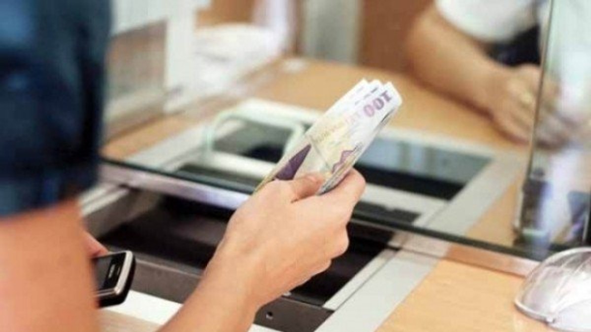 Indicele ROBOR la trei luni a ajuns vineri la 1,84%, un nou maxim al ultimilor trei ani. Cresc ratele la creditele în lei. Român care plătește bani la un ghișeu bancar