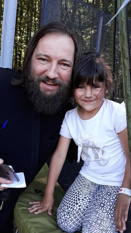 Preotul Dan Damaschin, alături de micuța Denisa