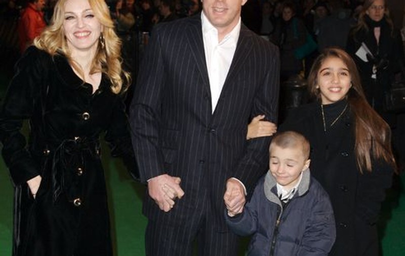Guy Ritchie: ”Căsnicia cu Madonna a fost o adevărată telenovelă. Am făcut bani din asta”