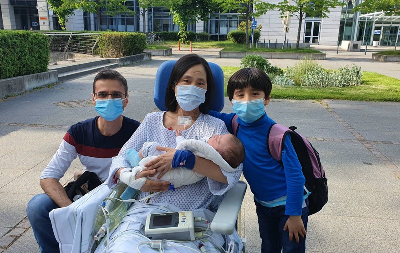 Mama care a fost în comă o lună, după ce a născut și și-a putut ține în brațe copilașul abia după 75 de zile: “Luați în serios virusul”