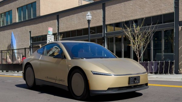Tesla Robotaxi Cybercab, aurit mat, pe șosea