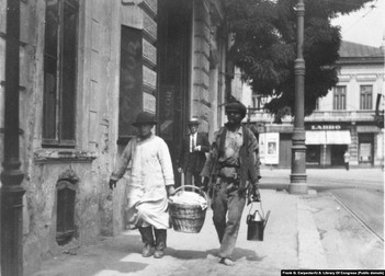 Frank G. Carpenter: „Înghețată de ciocolată. Aici este înghețata, iar în cutia de conserve este siropul de ciocolată. După înfățișarea bărbatului din dreapta, afacerile merg prost.”&nbsp;