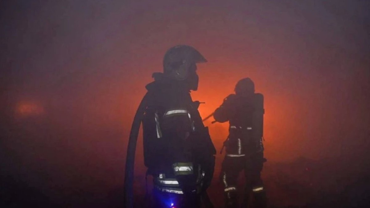 Pompierii luptă cu flăcările în urma unor atacuri aeriene efectuate de ruși în Odesa Sursa foto: Telegram/ Oleh Kiper