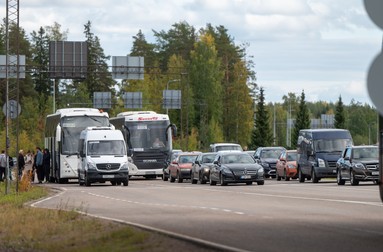 Autocare și mașini așteaptă să treacă granița în Finlanda