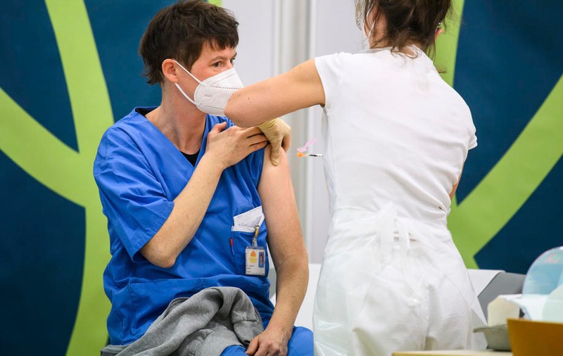 Guvernul austriac schimbă legea privind vaccinarea obligatorie. Ce riscă persoanele care refuză vaccinul