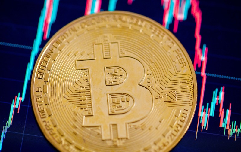 Trei persoane, acuzate de DIICOT de furt de criptomonede în valoare de 120 milioane de dolari