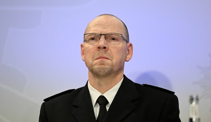 epa10513408 Head of Hamburg's Security Police Matthias Tresp attends a press conference in the aftermath of a shooting in Hamburg, Germany, 10 March 2023. According to Hamburg authorities, at least eight people died, including the suspected gunman, and eight others were injured in a shooting that occurred at a Jehovah's Witness meeting hall in the evening of 09 March. The police are investigating the motive of the incident. EPA-EFE/FILIP SINGER