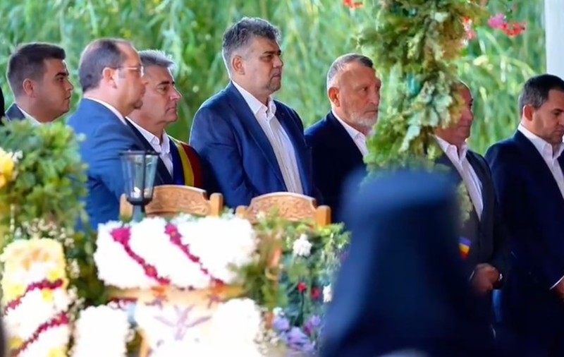 Marcel Ciolacu, la slujba de Sfânta Maria, la Mănăstirea Văratec: „M-am rugat pentru pacea şi prosperitatea tuturor românilor”
