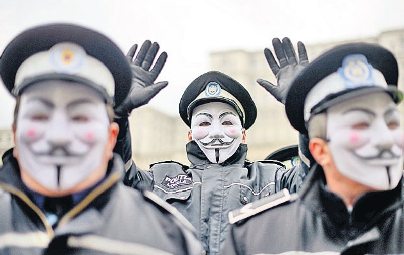 Polițiștii locali au protestat mascați