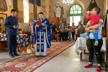 Părintele Costin Danu se străduieşte să aducă sătenii aproape de biserică