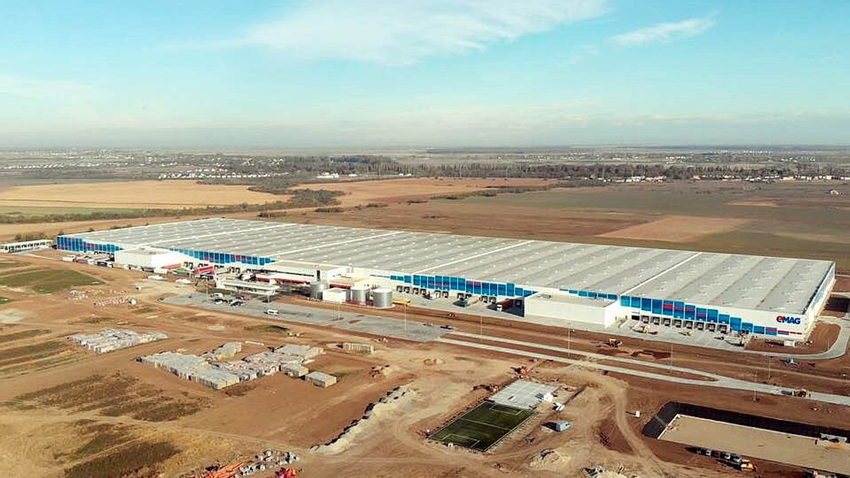 eMAG inaugurează cel mai mare depozit din Europa Centrală și de Est. Noul depozit eMAG de pe Autostrada București-Pitești, fotografie aeriană
