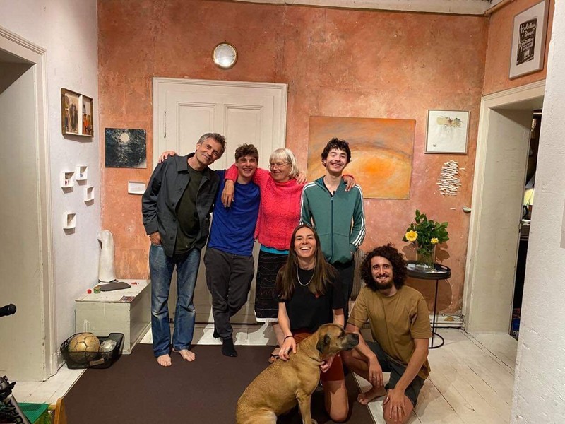 Alături de o familie de artiști din Kassel, Germania, care i-a găzduit o lună și jumătate