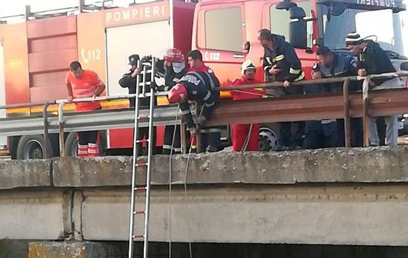 Operaţiune de salvare la Movilița. Un tânăr a rămas izolat o noapte întreagă pe capota maşinii cu care a  căzut într-un canal