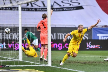 George Pușcaș se bucură după ce a deschis scorul în meciul România - Irlanda de Nord 1-1. Foto: Hepta