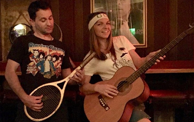 Noua pasiune a Simonei Halep! ”Halep Band”! Cum s-a costumat și ce a făcut jucătoarea de tenis la ziua unui apropiat. La Madrid, cu avionul lui Țiriac