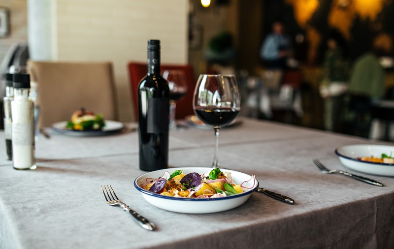 „Detoxifiere” la un restaurant din Verona: clienții care renunță la telefonul mobil primesc o sticlă de vin gratuită