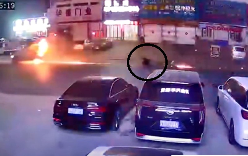 Momentul în care șoferul sare dintr-o mașină cuprinsă de flăcări, în China, și scapă teafăr | VIDEO