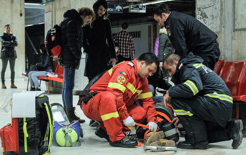 Incident grav la stația de metrou Universitate. Unui bărbat i-a căzut un geam în cap pe scările rulante! Reacția Metrorex
