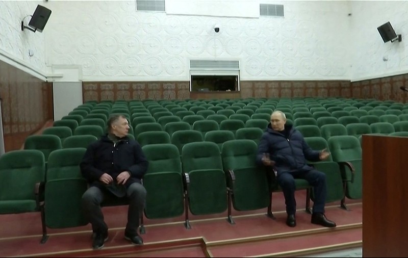 „Putin este ca un criminal în serie care se întoarce la locul crimei”, spune o supraviețuitoare a bombardamentului asupra teatrului din Mariupol
