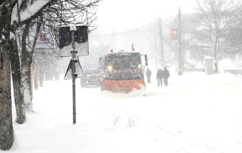 Restricții de tonaj pe DN 22 Ramnicu Sărat - Brăila. În județul Buzău ninge și viscolește puternic
