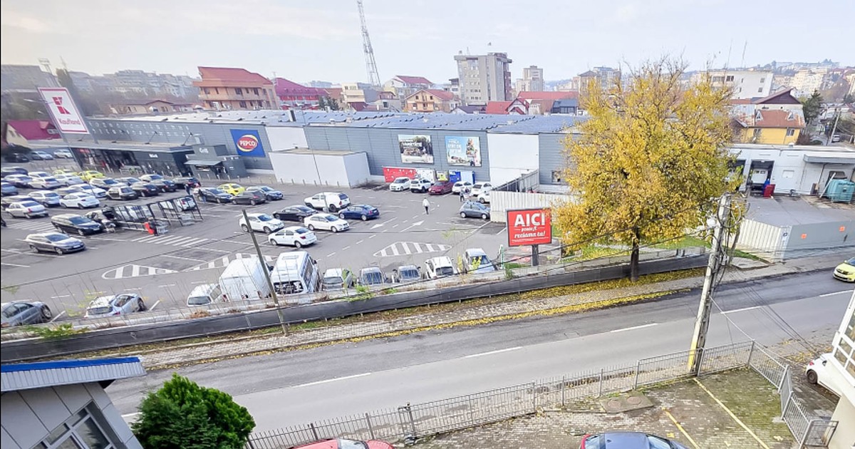 Parcarea dintr-un magazin Kaufland din Iași, mai 2026