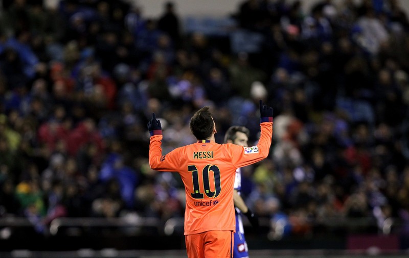 Leo Messi a BĂTUT-O de unul singur pe Deportivo! Catalanii au stabilit două premiere / VIDEO