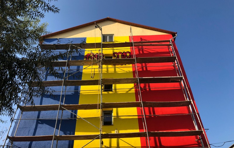 FOTO/ Gest de Centenar: Un bloc din Timișoara a fost vopsit în culorile drapelului României