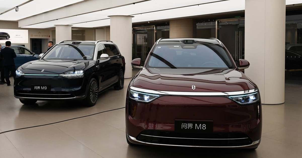 SUV-urile Aito M8 și Aito M9 într-un showroom