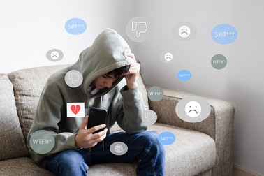 Cyberbullying-ul (hărțuirea online) reprezintă agresarea, intimidarea sau umilirea unei persoane prin intermediul tehnologiei digitale (rețele sociale, mesaje, jocuri online). Foto ilustrativ: Shutterstock
