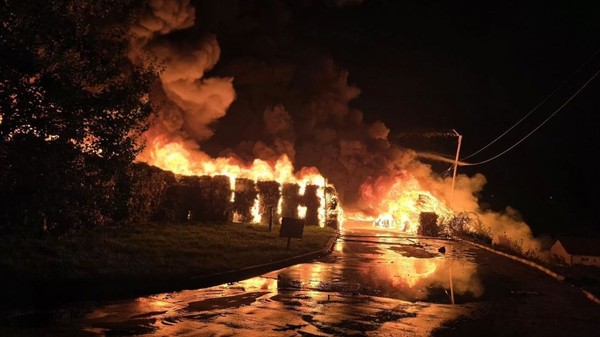 Incendiul din Șura Mică se manifestă violent pe o suprafață de aproximativ 1.200 de metri pătrați. Foto: ISU Sibiu