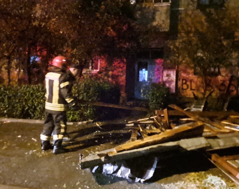 Mașini luate de ape, copaci doborâți și acoperișuri smulse de vânt, după o vijelie puternică la Craiova