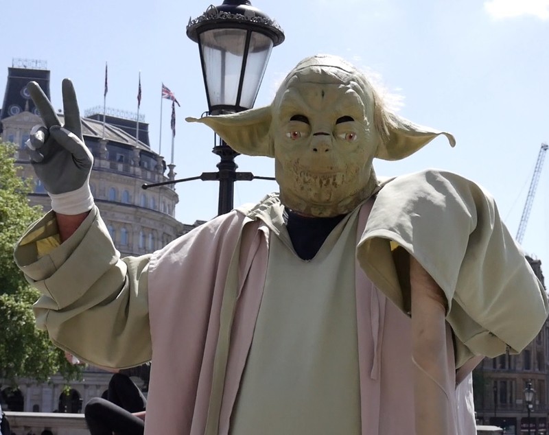 VIDEO EXCLUSIV/Yoda ”suspendați” în Trafalgar Square din Londra sunt români. Nea Viorel și-a comandat costumul la un croitor din Buzău!