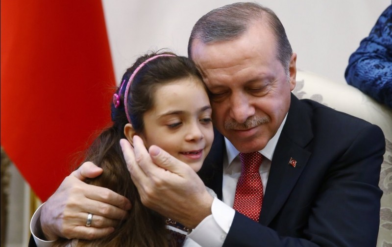 Fetița siriană care a impresionat lumea cu mesajele de pe Twitter a ajuns în Turcia. Întâlnire emoționantă cu Erdogan