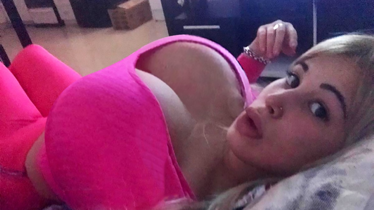 A cheltuit 16.000 de euro să arate precum Kim Kardashian, însă sânii ei o împiedică să urce în metrou sau să doarmă pe burtă