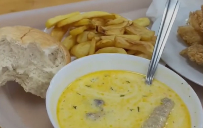 O turistă din Eforie Nord a rămas uimită când a primit nota de plată la „Împinge tava”: „Ia uitați ce am primit de 100 de lei”