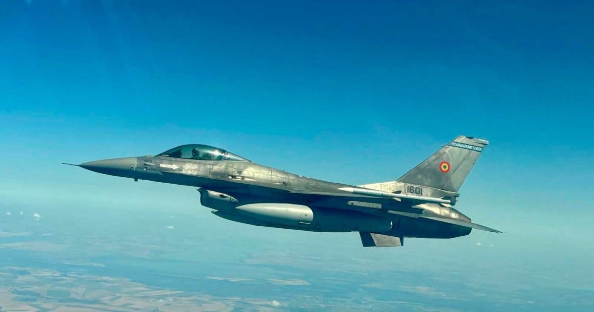 Un avion F-16 aparținând Forțelor Aeriene Române se află în zbor, iulie 2026