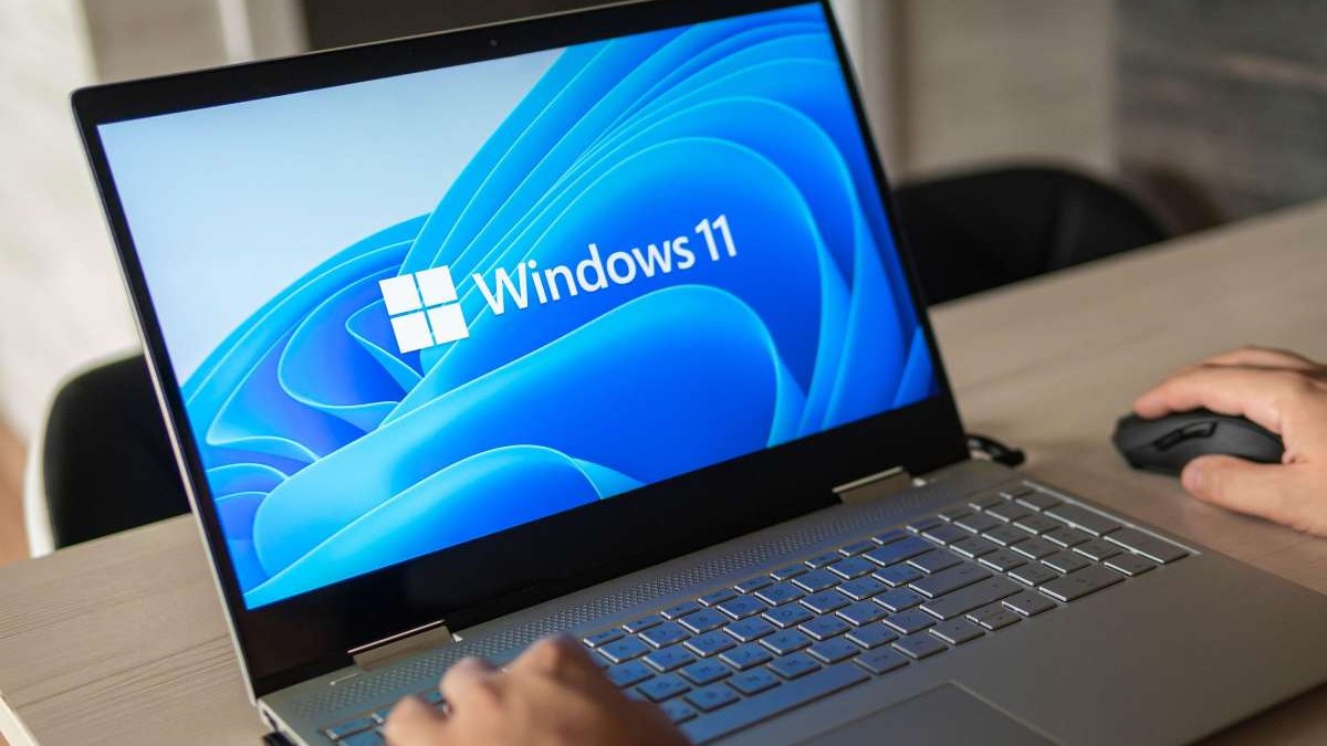 Logo-ul Windows 11, afișat pe ecranul unui laptop.