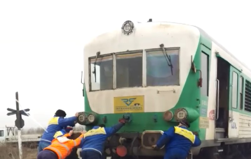 Doar în România vezi așa ceva. Au împins trenul care s-a defectat VIDEO
