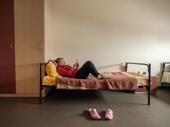 Livia se odihnește în pauza de prânz la ferma Höfler Gemüse, Nürnberg, Germania