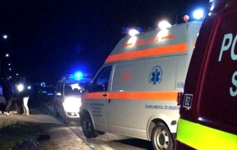 Accident pe DN6, în Caraş-Severin. O persoană a fost rănită, după ce un autoturism a lovit un TIR