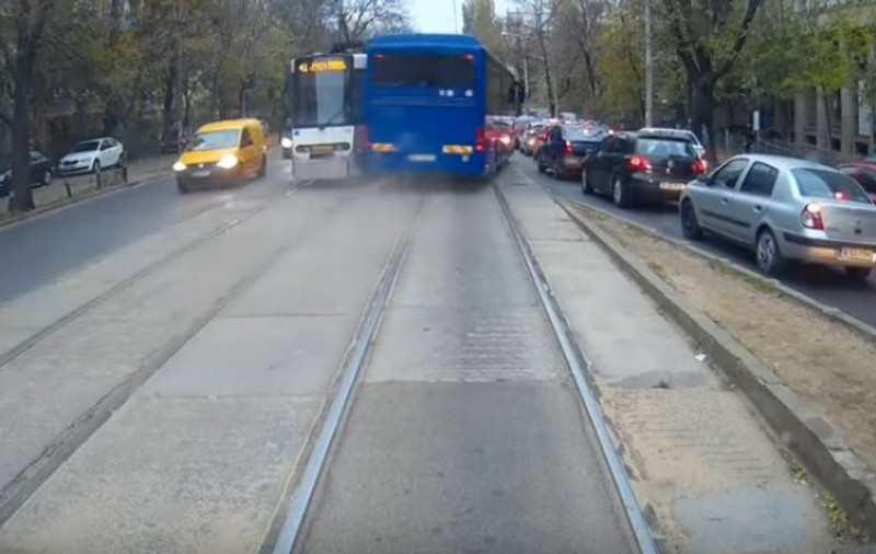 UPDATE | Șoferul autocarului Jandarmeriei, care aproape a acroșat joi un tramvai din Capitală, a rămas fără permisul auto și a fost amendat