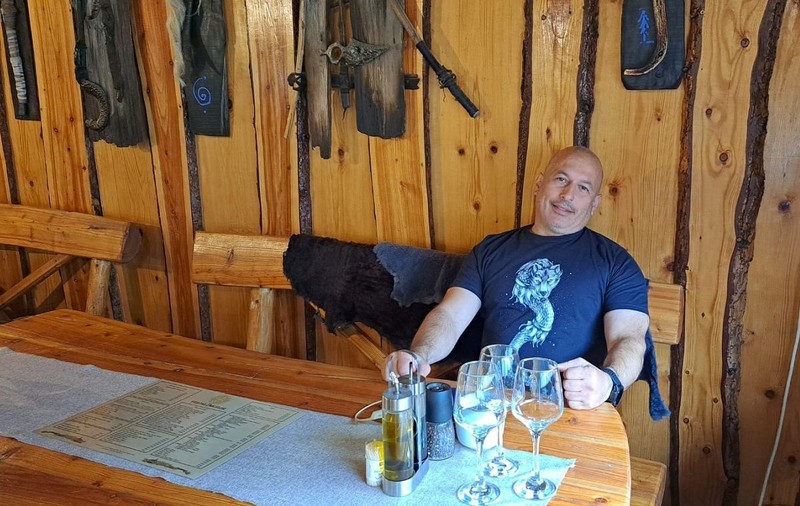 Cine e Cornel Dinicu, patronul pensiunii Ferma Dacilor: legături cu lumea interlopă, implicat în afacerea „Portbagajul” și urmărit de SIE până în Sierra Leone