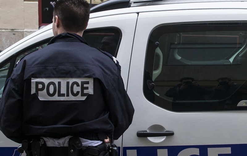 Atac armat în Nantes, Franța. O polițistă a fost rănită cu un cuțit, agresorul a murit în arest