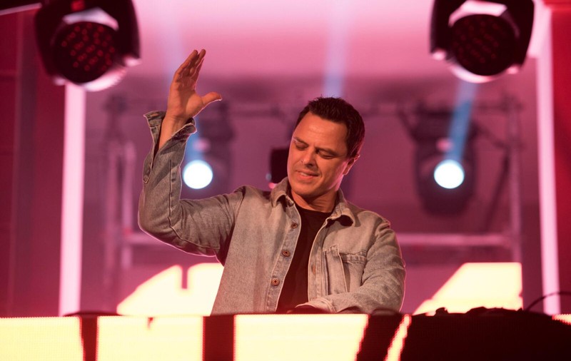 Cine este DJ-ul  care a mixat la Untold în același timp cu Robbie Williams. A colaborat cu Smiley și Alina Eremia