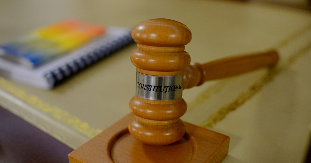 Imagine cu un ciocan din lemn pe care scrie: "Curtea Constitutionala"