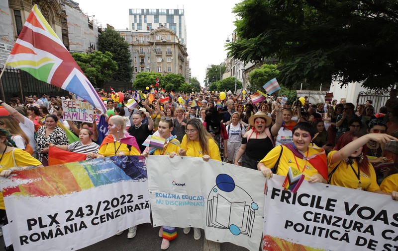 Aproape 25.000 de oameni au participat la Bucharest Pride, la câteva ore după ce 150 de persoane au luat parte la „Marșul normalității”
